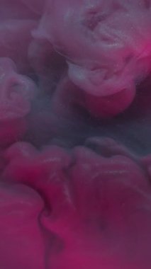 Dikey video. Sis girdabı. Parlayan toz. Pembe gri bulut kaynama dumanı. Mistik soyut arkaplan karışım boya su dairesi lensi bulanıklığı.