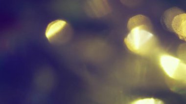 Odaklanamayan parıltı. Spektrum lens bokeh. Işıl ışıl ışık kırılması folyo gece ışıltısı arka plan. Prizma ışıltısı gece hayatı parıldıyor.