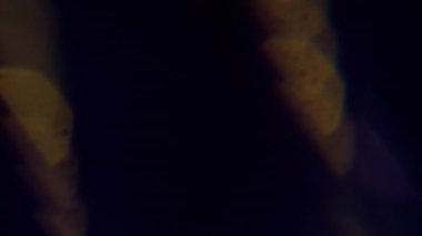 Işık efekti. Bulanık işaret fişeği. Odaklanmamış mavi mor renkli lens soyut koyu siyah arkaplan üzerinde parıltı deseni.