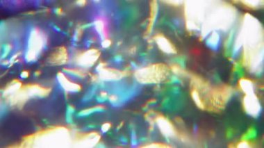 Flaşlar yandı. Bulanık kristal gökkuşağı. Odaklanamayan yeşil mor renkli spektrum lens soyut ışık arka planında yanıp sönüyor.