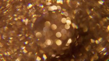 Top parıldıyor. Bulanık ışık çemberi. Soyut sanat arka planında odaksız sarı titreşimli gökkuşağı spektrumu kaleydoskop kıvılcım dokusu.