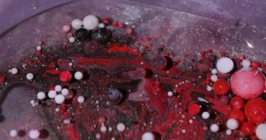 Köpüklü sıvı. Damla dokusu. Soyut yaratıcı akrilik arka planda odaksız kırmızı beyaz renk baloncukları mürekkep akışı.