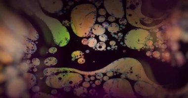 Benzin deseni. Kaotik balon bulanıklığı. Suyun üzerinde yüzen boya damlaları. Fizz parlaklık emülsiyon akışı çözünmüş sanat siyah arkaplanı.