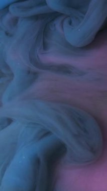 Dikey video. Boya sıçrama dumanı. Sis suyu. Soyut sanat desenli arka planda odaklanmış mor mavi sıvı akışı sıvı bulut buharı mürekkep dokusu.