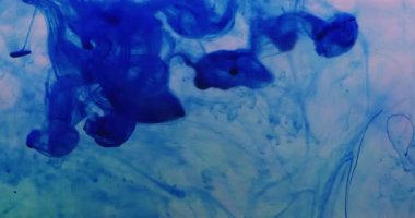 Mürekkep dökme suyu. Pigment karışımı. Sis mavisi damlalar, sıvı mistik karışımı sıçratır. Sanat akışı şeffaf renk soyut çözülmüş psikedelik arkaplan.