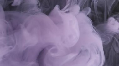 Boya sisi. Akışkan bulut. Odaklanmamış mor renkli ruhani kimyasal karışım sıvısı soyut koyu siyah arkaplanda yayılıyor..
