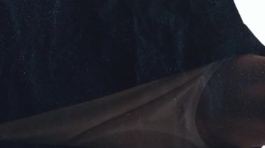 Dikey video. Salgın silueti. Virüs karantinası. Işıldayan toz parçacıkları beyaz gözlüklü iş adamının çift katlı dış hatlarını gösteriyor..