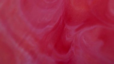 Islak mürekkep dokusu. Odaklanmış sıvı. Parıldayan parlak parlak kırmızı renk akışı modern soyut arka planda bulanıklaşıyor.