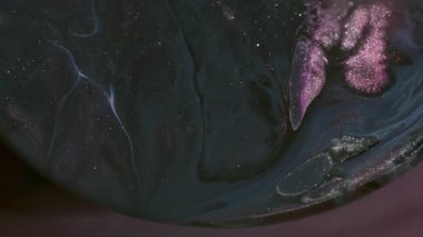 Akrilik yayılmış. Parıltılı boya. Yuvarlak büfede pembe mor emülsiyon karışımı. Odaklanamayan renk soyut arkaplan üzerine girdap akışı.