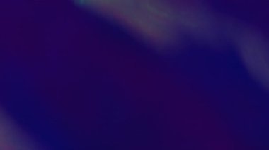 Odaklanamayan parlaklık. Yanık bulanıklığı. Karanlık soyut ışıltı arka planında mistik bir ışık parlaması. Eski film ışını mor yansıma sanat efekti.