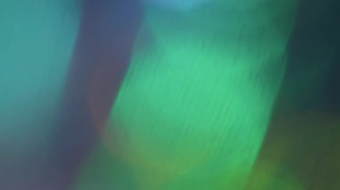 Düşük bulanıklık yansıması. Bokeh ışığı. Renkli aydınlatma analog optik etkisi. Cyan yeşil parlak eğimli soyut güneş ışını soyut arkaplan.