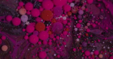 Yağ dokusu. Canlı mürekkep. Soyut yaratıcı akrilik arka planda yüzen mor, kırmızı, renkli, köpüklü su damlacıkları..