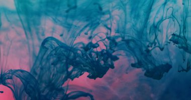 Mürekkep buharı. Duman karışımı. Turkuaz dumanlı boya damlaları pembe suda kıvrılır. Sanatsal mistik renk soyut bulanık arkaplan dökülmesi bulanıklığı.