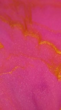 Dikey video. Parıldayan sıvı. Neon mürekkebi. Canlı renkli, lüks mermer sanat karışımı. Pembe altın menekşe pigmenti çözünmüş akışı çözer.