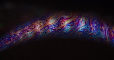 Parlak kemer bulanıklığı. Yanardağ yağı. Siyah arka planda renkli benzin merceği. Yakıt boyası karıştırıcı sıvı soyut sıvı.