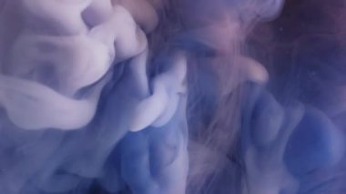 Ruhsal sis. Mürekkep suyu. Soyut sanatın koyu siyah zemininde sönük mavi renkli sıvı dalga patlaması dumanı yüzüyor..