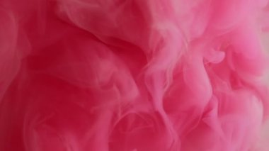 Duman akıyor. Renk sıçraması. Soyut sanat eserlerinin yaratıcı arka planında dönen odaklanmış pembe boya dokusu kimyasal fantezi sıvısı..