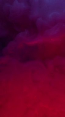 Dikey video. Köpüklü sıvı. Sis boyası. Parlak toz pembe emülsiyon düzensiz su karışımı. Yuvarlak parlak kemer rengi soyut odaklanmış arkaplan .