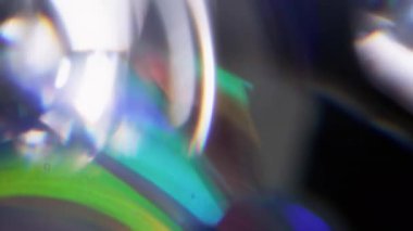 Göz kamaştırıcı bir doku. Bulanık flaş spektrumu. Odaklanmamış yeşil turuncu mercek soyut koyu siyah arkaplanda yanıp sönen ışık yansıması.