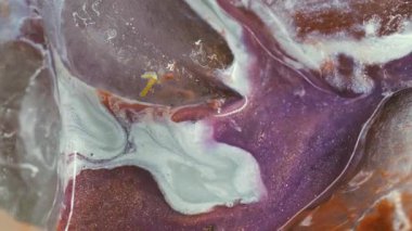 Mürekkep akışı. Buzlu arka plan. Pembe, mor turuncu, parlak, parlak, akrilik soyutlama üzerinde yüzen beyaz buzlu su..