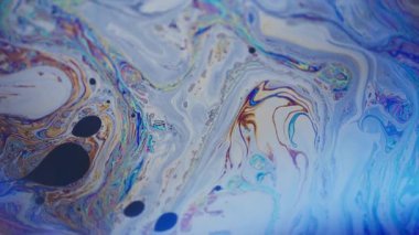 Boyalı akış sızıntısı. Yağ pigmenti. Soyut neon ışığı üzerinde yüzen koyu kahverengi renkli kimyasal boya sıvısı yaratıcı akrilik zemin.