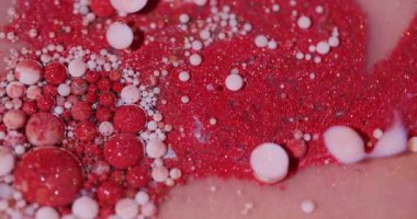 Yağ sıvısı. Boya sanatı. Bulanık kırmızı pembe beyaz renk ıslak lekeler sarı damlacıklar soyut akrilik arka planda yayılıyor.