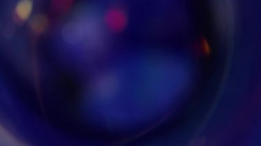 Lazer çemberi. Bulanık parıltı. Odaklanmamış mor kırmızı çok renkli ışık soyut Bokeh koyu arkaplan üzerinde ışıldayan parlak doku.