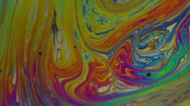 Yanardöner girdap. Su yakıtı. Odaklanamayan sarı mor renkli mürekkep akrilik arka planda mavi lekeler sızıyor..