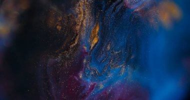 Boya lekeleri. Mürekkep arka planı bulanık. Odaklanmamış mor mavi renkli parlak sıvı doku koyu siyah soyutlama üzerinde yüzüyor..