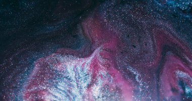 Akan dalga. Parıldayan sıvı. Soyut mermer arkaplana yayılan parlak damlacıklar..