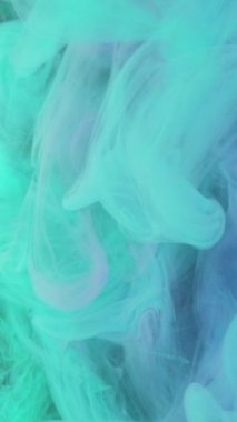 Dikey video. Sis dalgası. Renkli sis. Parlak mavi mistik bulutlu soyut arka plan. Pürüzsüz boya akışı karışık peçeli bulanık mürekkep.