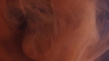 Buhar akışı. Boya suyu karışımı. Soyut akrilik sanat arka planına odaklanmış turuncu bronz rengi mürekkep likit duman bulutu sıvısı.