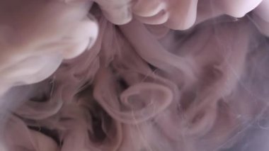 Bulut sisi. Sanat mürekkebi. Odaklanmamış mor renk boya sıvı girdap duman deseni sıçrama sıvı akışı ruhani soyut su üzerinde hareket.