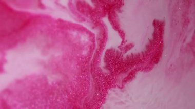 Işıldayan sıvı. Parlak bir geçmişi var. Odaklanmamış pembe fantezi rengi su boyası soyut mermer emaye sanatına dökülen sıvı dalga..