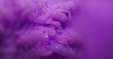 Mor boya. Parlak doku. Parlak renkten arındırılmış kıvrımlı sıvı köpüren sis soyut canlı sanat arka planına yayılıyor..