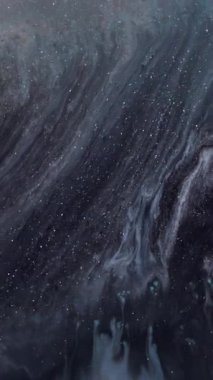 Dikey video. Grunge mermeri. Köpüklü boya. Simli sıvı parçacıklar ve mistik soyut arkaplan ile siyah gri sanat karışımı yayılıyor.