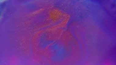 Boya patlaması. Bulanık neon sıçraması. Mor mavi akrilik mürekkep karışımı renk simleri. Canlı boya odaklı değil. Parıldayan soyut arkaplan.