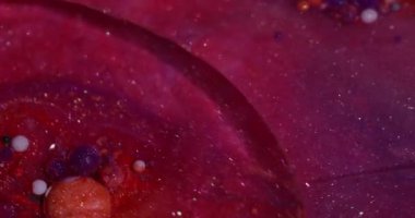 Köpüklü sıvı. Damla dokusu. Soyut yaratıcı akrilik sanat arka planında pembe pembe beyaz yağ kabarcıkları mürekkep yüzüyor.