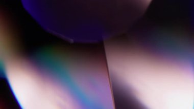 Kristal sızdırıyor. Bulanık geometrik işaret fişeği. Soyut koyu siyah sanat arka planında sönük mavi yeşil çok renkli gökkuşağı spektrum titreşimli ışık.