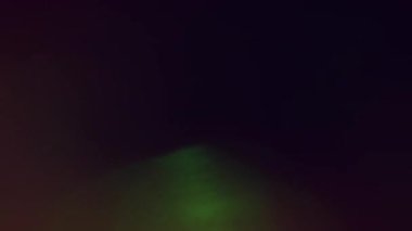 İşaret fişeği karışımı. Düşük bulanıklık yansıması. Koyu arkaplanda parlayan renkli odaklanmış kiriş. Gece ışını soyut kırılma efektini örtüyor.