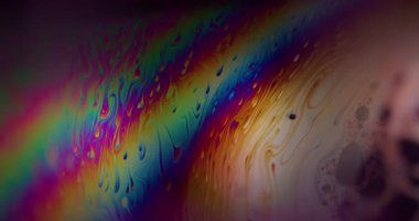 Holografik baloncuk. Bulanık sabun. Renk eğimli mürekkep çizgileri canlı emülsiyonla karıştırılıyor. Pigment damlacıkları kıvrımlı akış soyut arkaplan.