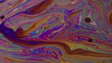 Psikedelik boya. Yakıt suyu. Odaklanamayan sarı mor mor renkli ıslak boya pembe yeşil sıvı soyut yaratıcı arka planda yüzüyor..