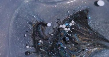 Köpüklü şeker. Yağlı boya pigmenti. Odaklanmamış mavi beyaz altın rengi ışıltılı sıvı baloncuklar soyut arkaplanda yüzer.