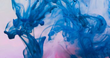 Sıvı mürekkep damlası. Su damlacıklarını boya. Mavi damlayan karışım beyaz pembe sıvıya odaklanmış. Renk sanatı dumanı girdap karışımı arkaplan dokusu.