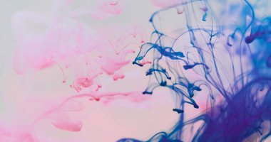 Duman akıntısı. Pigment karışımı. Pembe mavi damla, beyaz çözünmüş bulut suyuna döküldü. Buhar sıçraması renk pigmenti girdap karışımı soyut arkaplan.