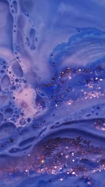 Dikey video. Yağ pigmenti. Kabarcık boyası. Mavi menekşe sanat emülsiyon katman akışı. Pembe parıltılı köpük sıvı toz soyut arkaplan su dokusu.