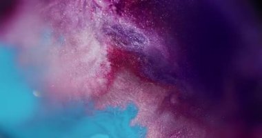 Boya karışımı. Görüntü Bokeh sanatı. Odaklanamayan mavi mor, çok renkli, ıslak, soyut koyu siyah arkaplan üzerinde yüzen sıvı su..