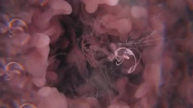 Bulut akışı. Suyu boya. Odaklanmamış mor renkli ruhani sıçrama. Soyut koyu siyah sanat arka planında çırpınan sıvı damlası..