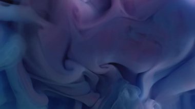 Sis yayılıyor. Soyut akış. Suyun içindeki mavi mor renkli sıvı mürekkep sanat arkaplanındaki bulutsal ruhani dokuyu sıçratıyor..