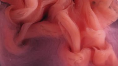 Kimyasal mürekkep karışımı. Suyu boya. Bulanık mor turuncu bulut dalgası egzoz sıvısı soyut koyu siyah arkaplanda yüzüyor..